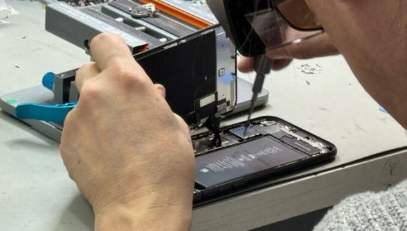 Reborn peut changer l'écran, la batterie et le port de recharge. L'ouverture d'un iPhone peut s'avérer délicate. // Source : Numerama Reborn peut changer l'écran, la batterie et le port de recharge. L'ouverture d'un iPhone peut s'avérer délicate. // Source : Numerama