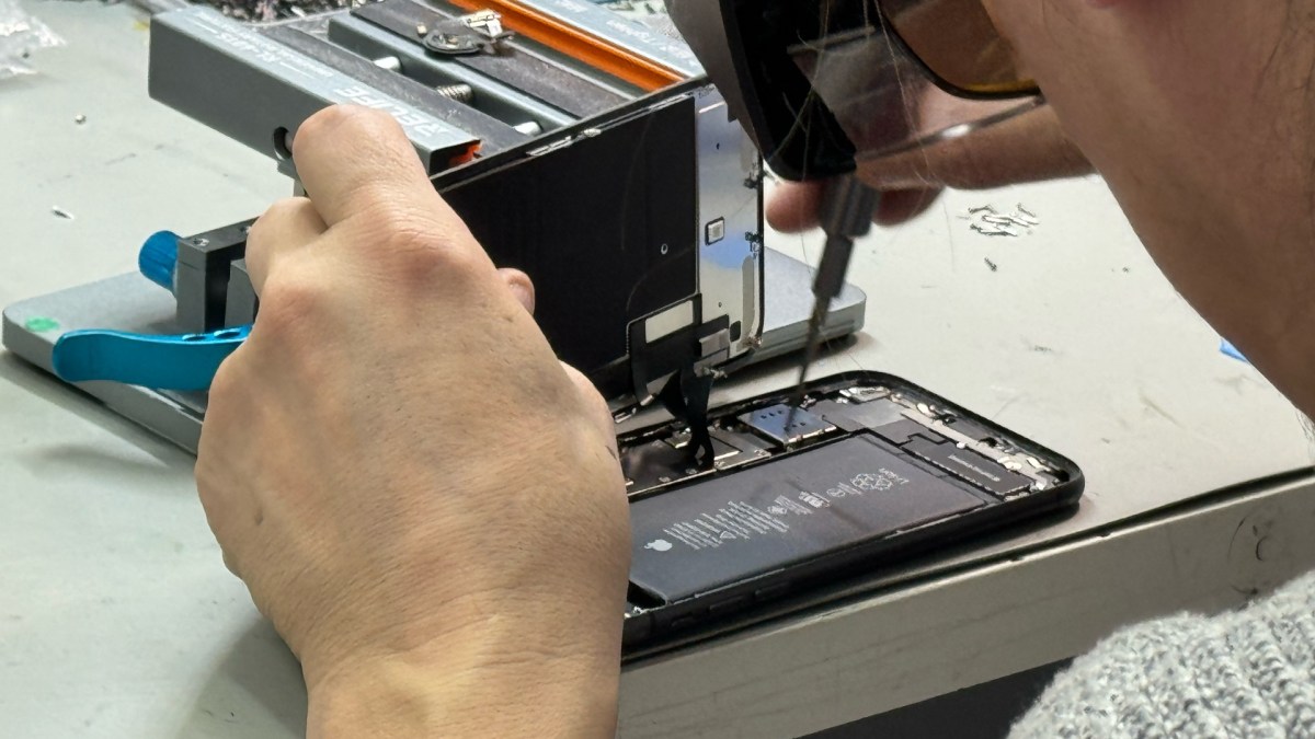 Reborn peut changer l'écran, la batterie et le port de recharge. L'ouverture d'un iPhone peut s'avérer délicate. // Source : Numerama Reborn peut changer l'écran, la batterie et le port de recharge. L'ouverture d'un iPhone peut s'avérer délicate. // Source : Numerama