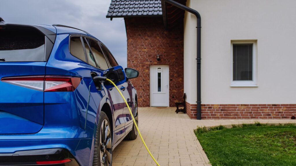 Charge d'un véhicule électrique. // Source : Canva Charge d'un véhicule électrique. // Source : Canva
