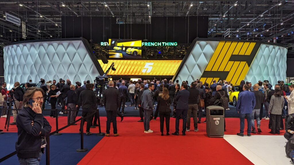 Affluence à l'heure du reveal Renault 5 // Source : Raphaelle Baut Affluence à l'heure du reveal Renault 5 // Source : Raphaelle Baut