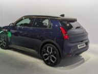Renault 5 en charge // Source : Raphaelle Baut