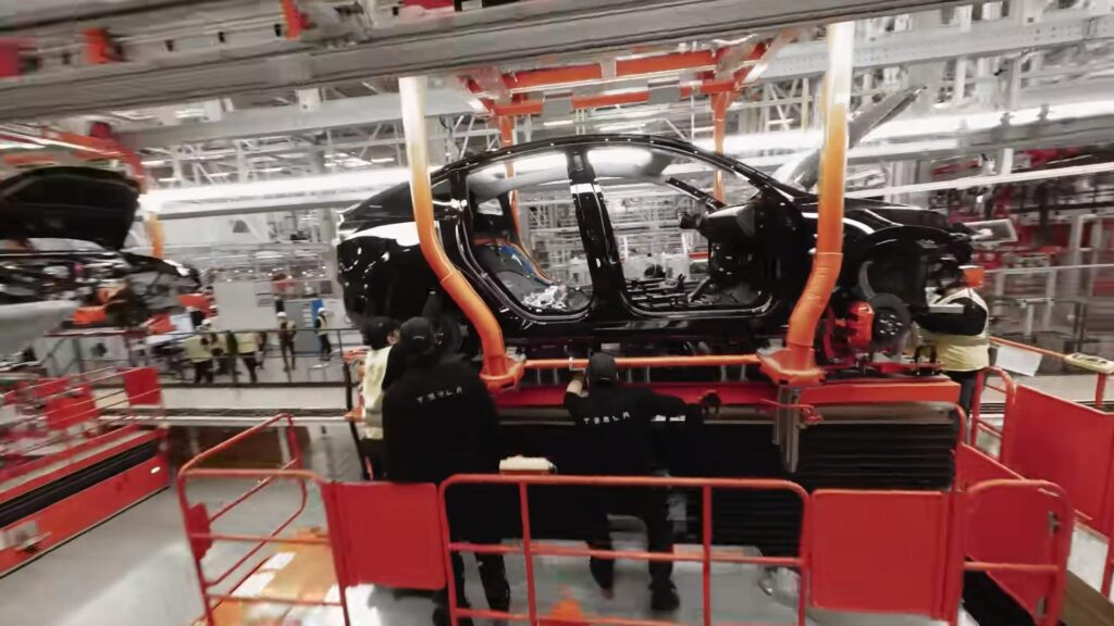 Assemblage de Model Y à la Gigafactory Tesla Berlin // Source : Capture vidéo Tesla Assemblage de Model Y à la Gigafactory Tesla Berlin // Source : Capture vidéo Tesla