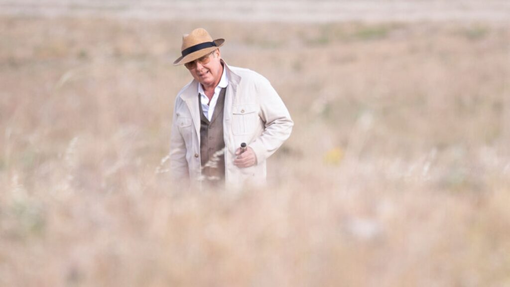 Raymond "Red" Reddington s'offre une petite balade en Espagne // Source : Fernando Marrero / Sony / NBC Raymond "Red" Reddington s'offre une petite balade en Espagne // Source : Fernando Marrero / Sony / NBC