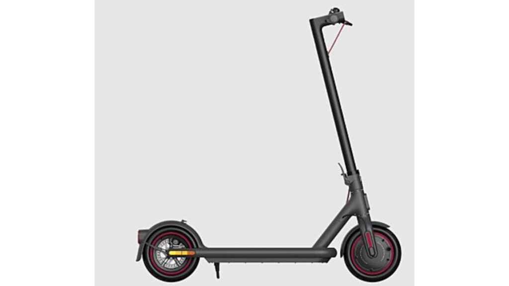 La trottinette Xiaomi Electric Scooter 4 Pro profite d'un deck spacieux adapté aux grands gabarits // Source: Leclerc La trottinette Xiaomi Electric Scooter 4 Pro profite d'un deck spacieux adapté aux grands gabarits // Source: Leclerc