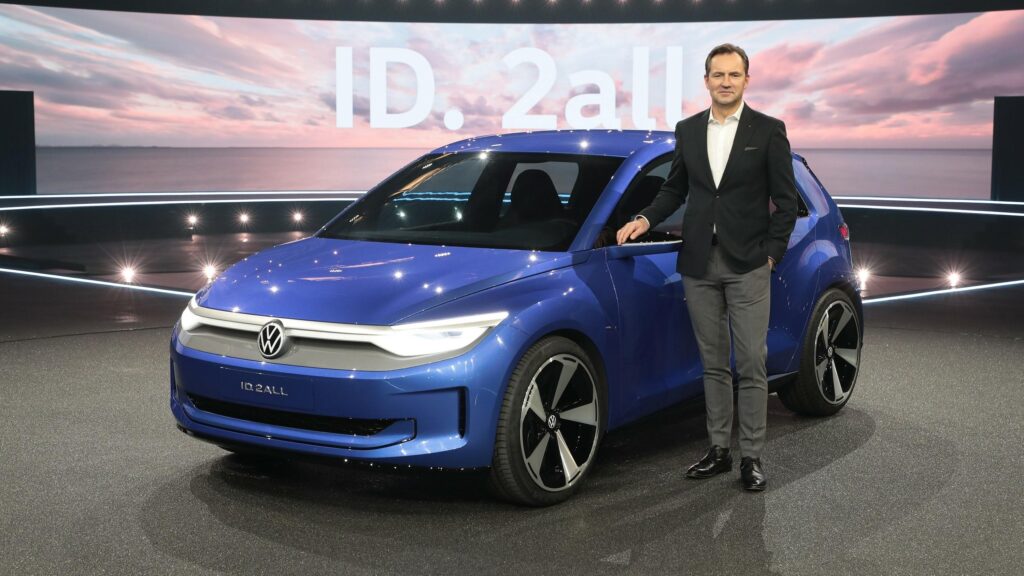 Thomas Schaefer, CEO Volkswagen, avec le concept ID.2all // Source : Volkswagen Thomas Schaefer, CEO Volkswagen, avec le concept ID.2all // Source : Volkswagen