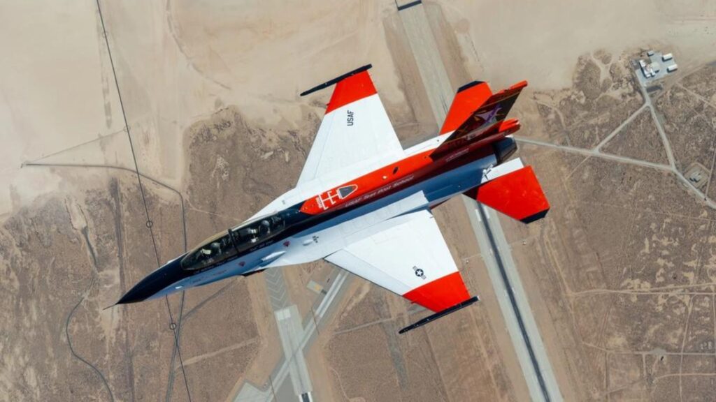 Un avion X-62 en vol au-dessus d'une base américaine // Source : US Air Force / Kyle Brasier Un avion X-62 en vol au-dessus d'une base américaine // Source : US Air Force / Kyle Brasier