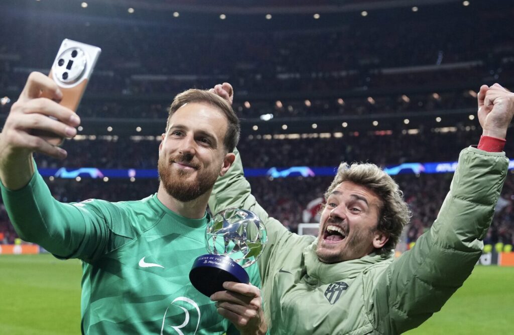 Sacré en homme du match face à l'Inter en mars 2024, Jan Oblak a aussi fait le fameux selfie. Sacré en homme du match face à l'Inter en mars 2024, Jan Oblak a aussi fait le fameux selfie.