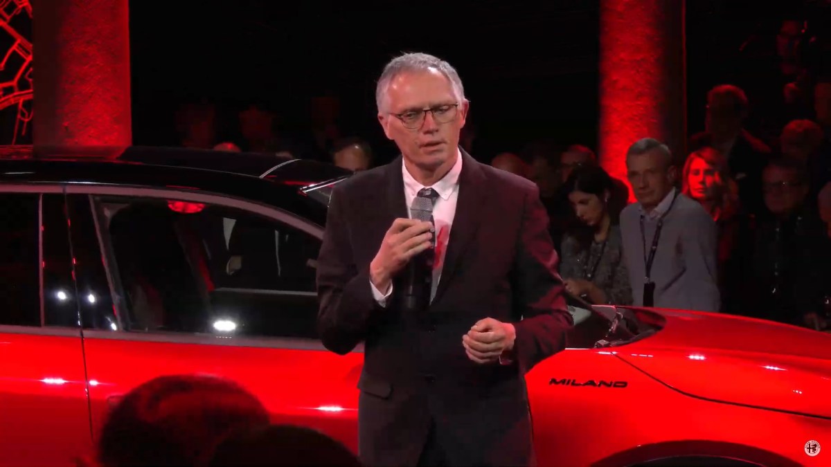 Carlos Tavares lors du reveal Alfa Romeo Milano // Source : Capture du live Alfa Carlos Tavares lors du reveal Alfa Romeo Milano // Source : Capture du live Alfa