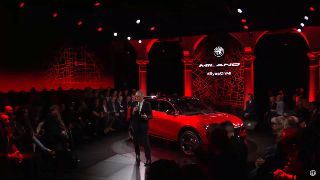 Présentation de l'Alfa Romeo Milano avec la présence de Carlos Tavares // Source : Capture du live Alfa Romeo Présentation de l'Alfa Romeo Milano avec la présence de Carlos Tavares // Source : Capture du live Alfa Romeo