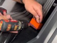 Réparation de la pédale de Cybertruck // Source : Capture vidéo @aaronjcash sur X Réparation de la pédale de Cybertruck // Source : Capture vidéo @aaronjcash sur X