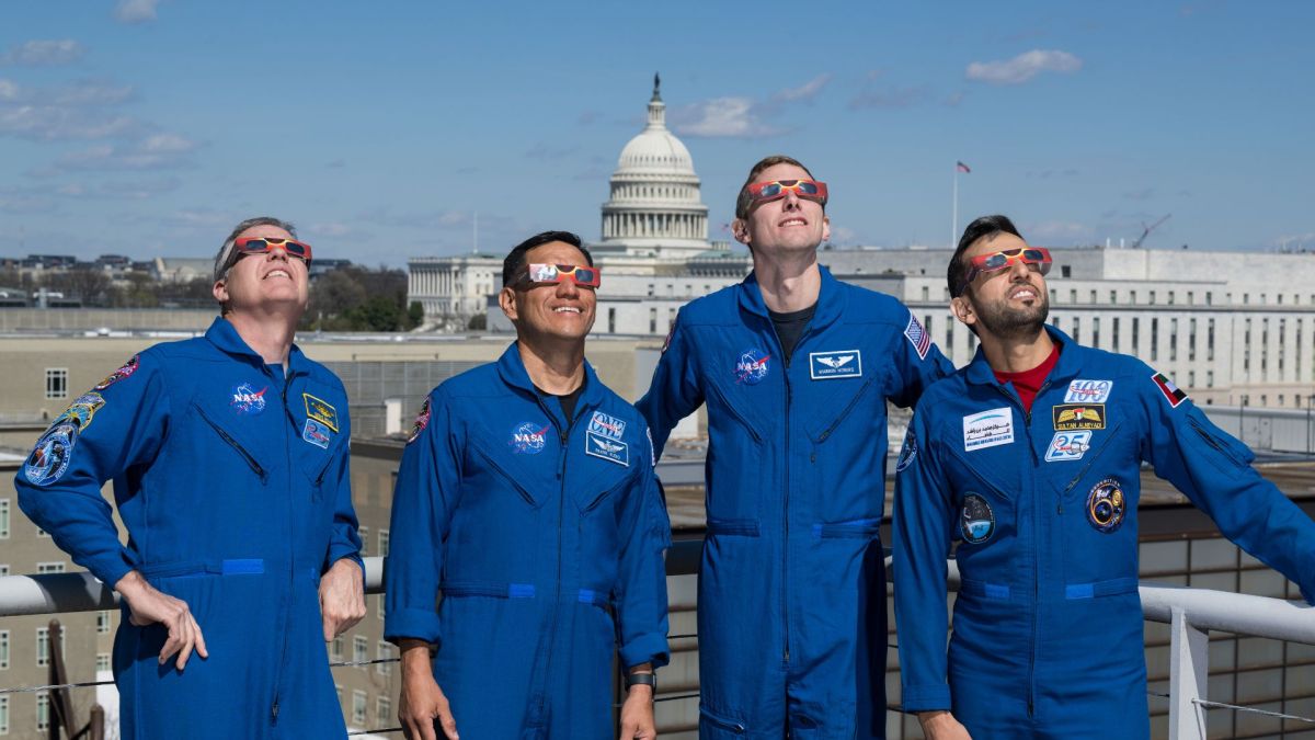 Des astronautes de la Nasa regardant l'éclipse // Source : NASA/Aubrey Gemignani Des astronautes de la Nasa regardant l'éclipse // Source : NASA/Aubrey Gemignani