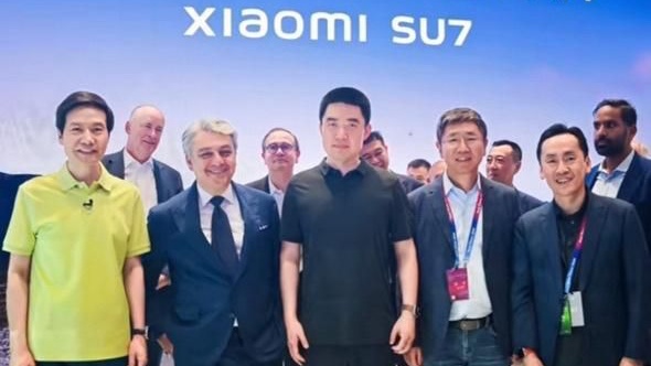 Luca de Meo et Lei Jun sur le stand Xiaomi // Source : Extrait vidéo Xiaomi Luca de Meo et Lei Jun sur le stand Xiaomi // Source : Extrait vidéo Xiaomi