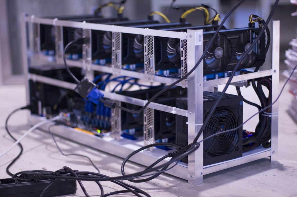 Une batterie de machines de minage de bitcoins. Une batterie de machines de minage de bitcoins.