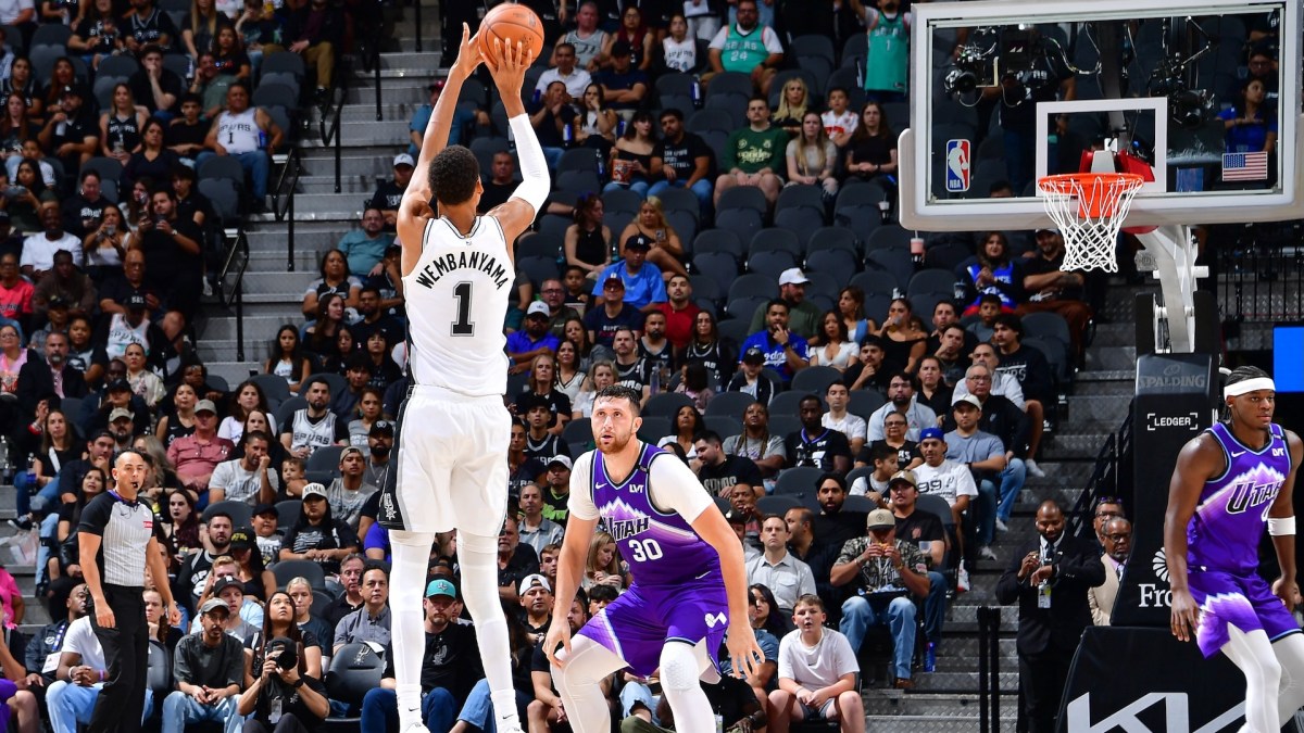 Victor Wembanyama avec les San Antonio Spurs // Source : Compte X de NBA France Victor Wembanyama avec les San Antonio Spurs // Source : Compte X de NBA France