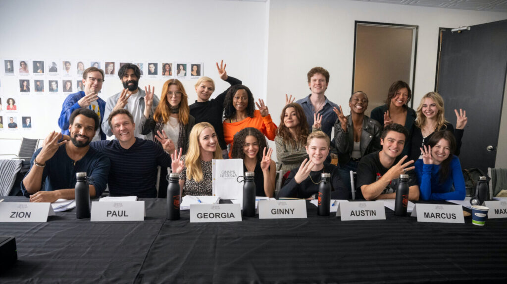 Tout le casting de Ginny & Georgia est de retour sur le tournage de la saison 3. // Source : Netflix / compte Instagram Tout le casting de Ginny & Georgia est de retour sur le tournage de la saison 3. // Source : Netflix / compte Instagram