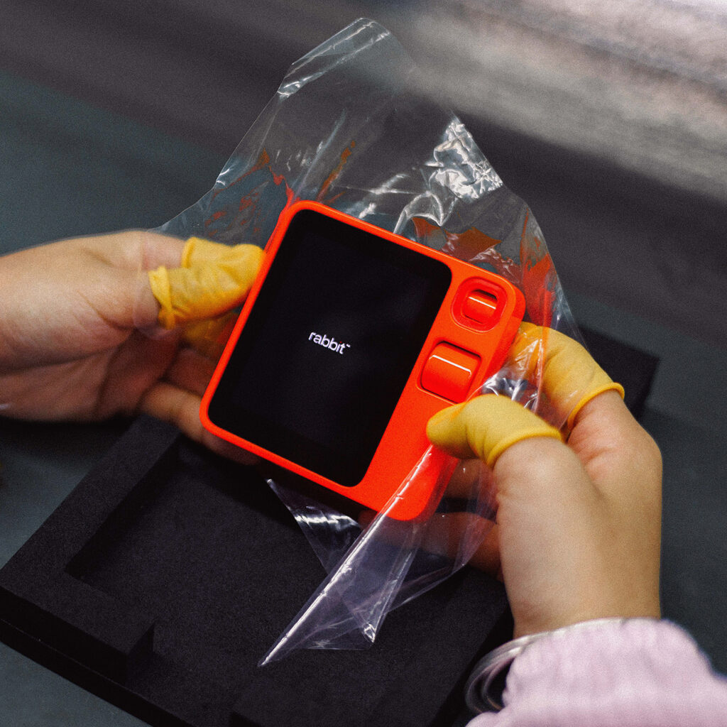 Le Rabbit-R1, l'autre gadget IA. Le Rabbit-R1, l'autre gadget IA.