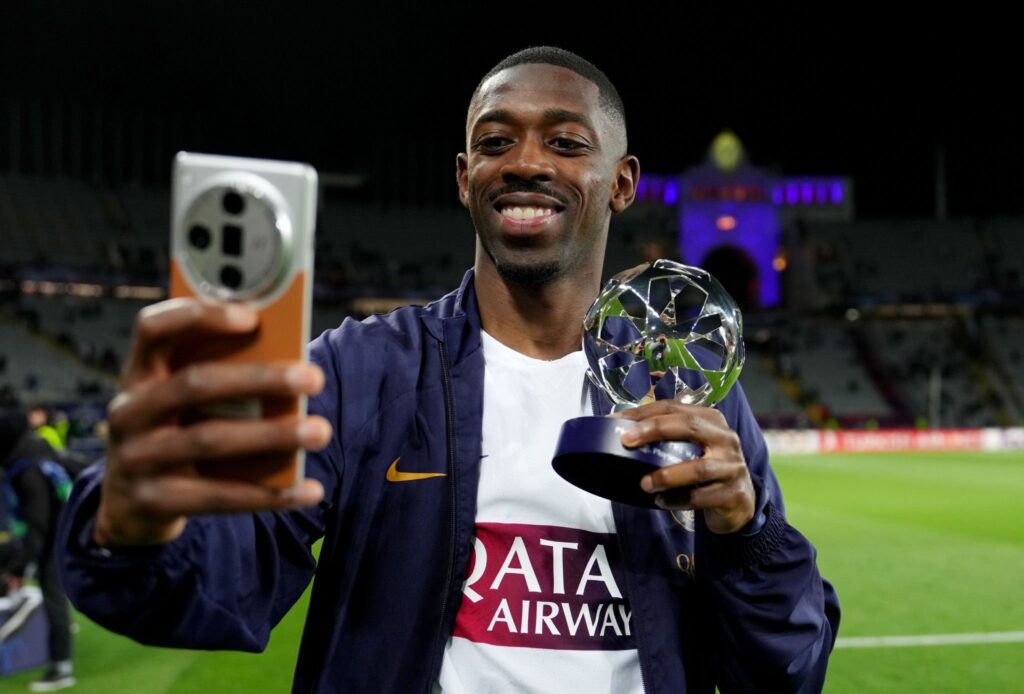 Héros du match Barcelone - PSG, Ousmane Dembélé a remporté le trophée de l'homme du match. Héros du match Barcelone - PSG, Ousmane Dembélé a remporté le trophée de l'homme du match.
