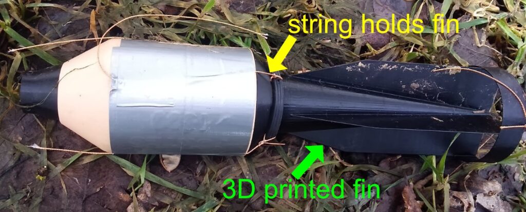 Une munition imprimée 3D attachée au ballon. // Source : DanielR / X Une munition imprimée 3D attachée au ballon. // Source : DanielR / X