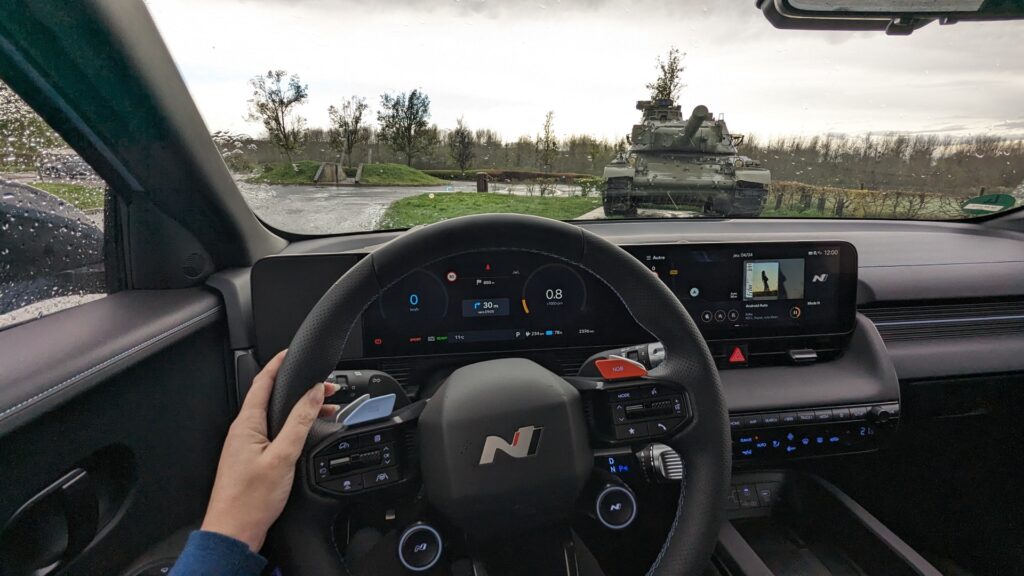 Au volant du Hyundai Ioniq 5 N // Source : Raphaelle Baut pour Numerama Au volant du Hyundai Ioniq 5 N // Source : Raphaelle Baut pour Numerama