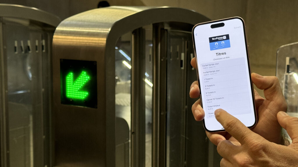 Le passe Navigo sur iPhone, avec l’achat de titres dans Cartes. // Source : Numerama Le passe Navigo sur iPhone, avec l’achat de titres dans Cartes. // Source : Numerama