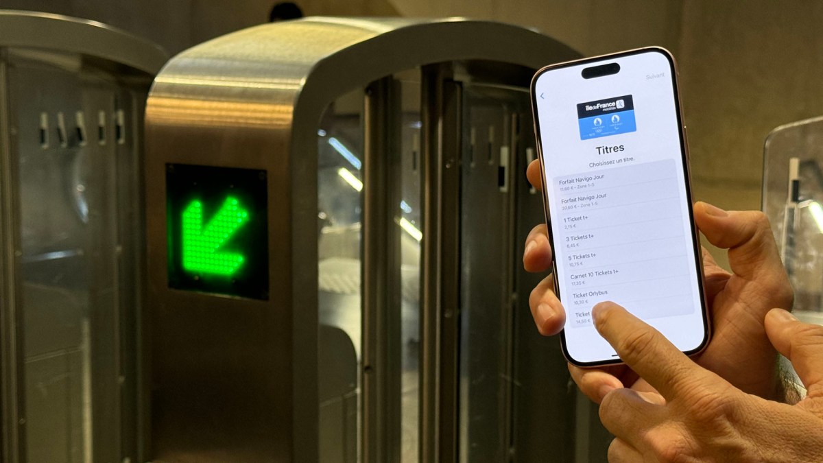 Le passe Navigo sur iPhone, avec l’achat de titres dans Cartes. // Source : Numerama Le passe Navigo sur iPhone, avec l’achat de titres dans Cartes. // Source : Numerama