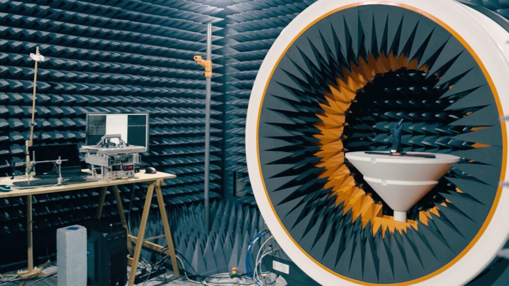 Dans cette salle, Logitech teste la résistance aux ondes de ses produits. Dans cette salle, Logitech teste la résistance aux ondes de ses produits.