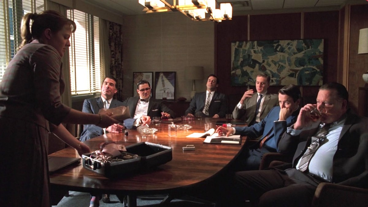 Peggy devant de nombreux hommes // Source : Mad Men (AMC) Peggy devant de nombreux hommes // Source : Mad Men (AMC)