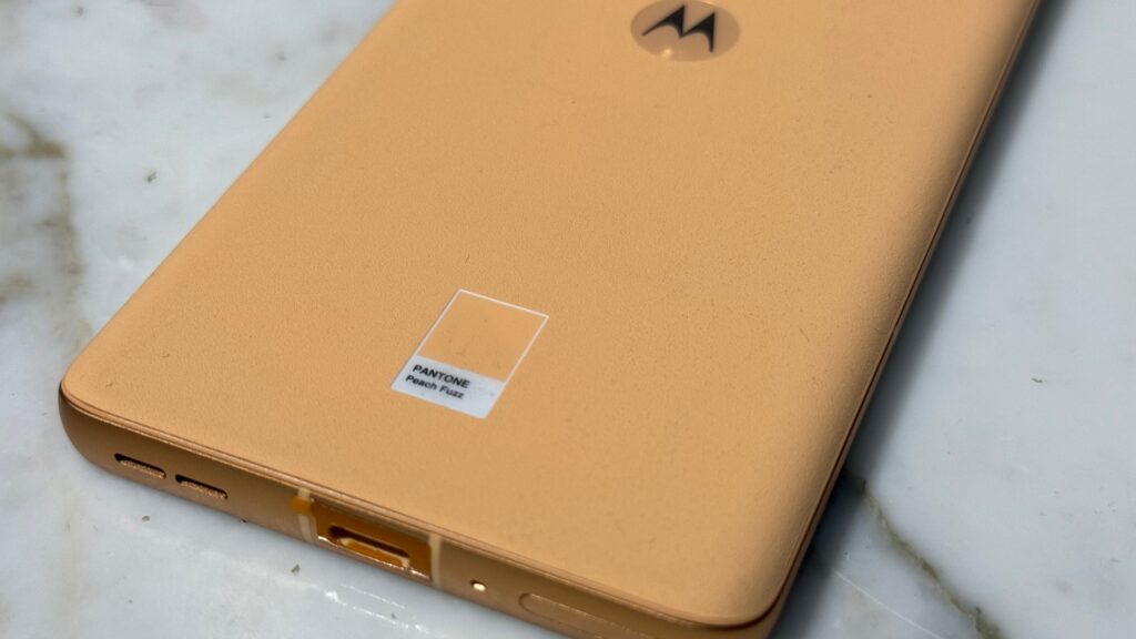 Motorola dispose d'un partenariat avec Pantone pour la couleur de l'année. // Source : Numerama Motorola dispose d'un partenariat avec Pantone pour la couleur de l'année. // Source : Numerama