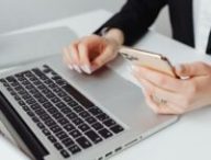 Quels outils pour connecter votre PC et votre smartphone ? // Source : Karolina Grabowska