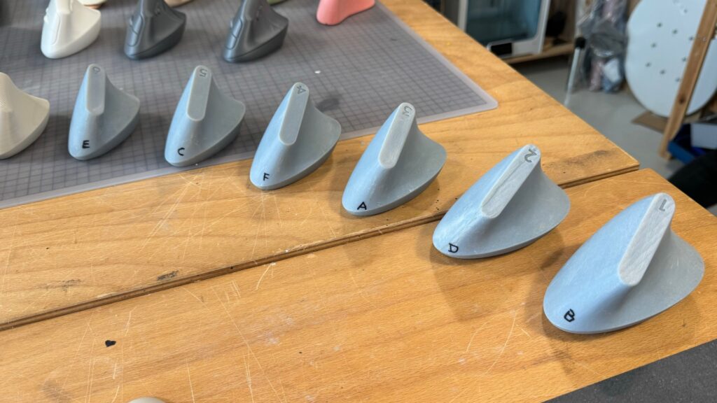 Pour fabriquer une souris verticale, Logitech conçoit plein de tailles différentes, puis les soumet à des tests à l'aveugle. // Source : Numerama Pour fabriquer une souris verticale, Logitech conçoit plein de tailles différentes, puis les soumet à des tests à l'aveugle. // Source : Numerama