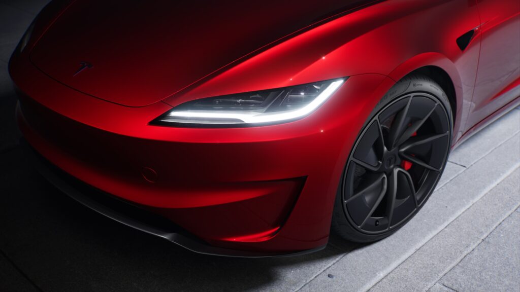 Nouveau bouclier avant et nouvelles jantes // Source : Tesla Nouveau bouclier avant et nouvelles jantes // Source : Tesla