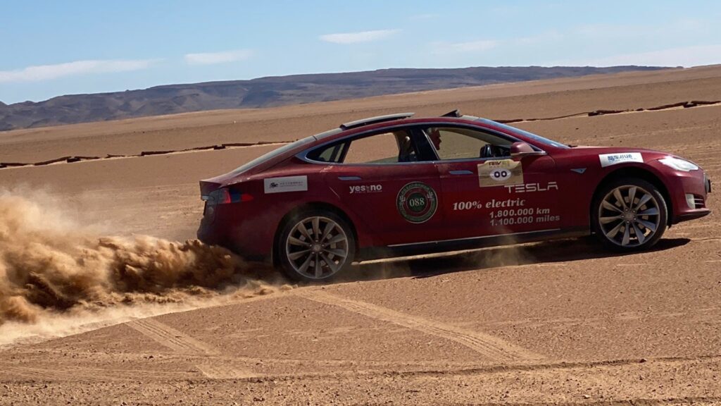 La Tesla Model S du record roule dans le désert // Source : Hansjörg von Gemmingen - Hornberg @gem8mingen La Tesla Model S du record roule dans le désert // Source : Hansjörg von Gemmingen - Hornberg @gem8mingen