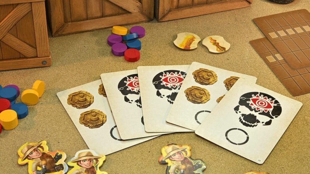 Le matériel pour deviner les règles d’un des jeux. // Source : Wizkids