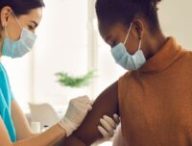 Il n'est jamais trop tard pour un vaccin, mais il est bon d'anticiper le plus possible pour les fêtes. // Source : Canva