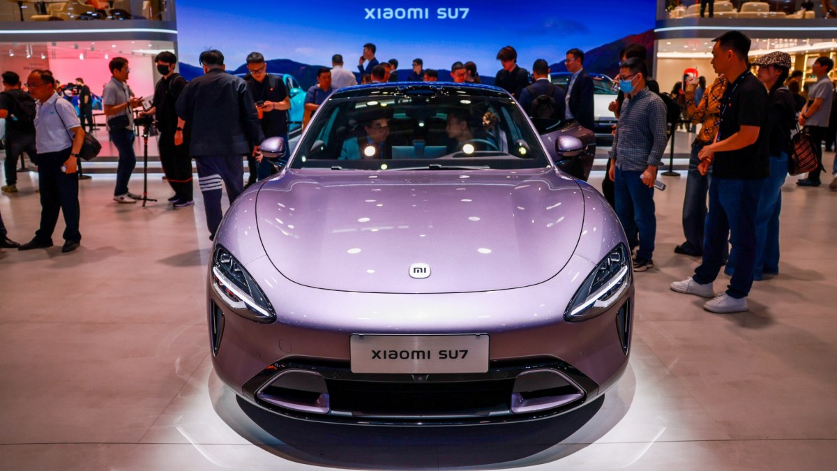 Xiaomi SU7 au salon auto de Beijing // Source : Lei Jun sur X Xiaomi SU7 au salon auto de Beijing // Source : Lei Jun sur X