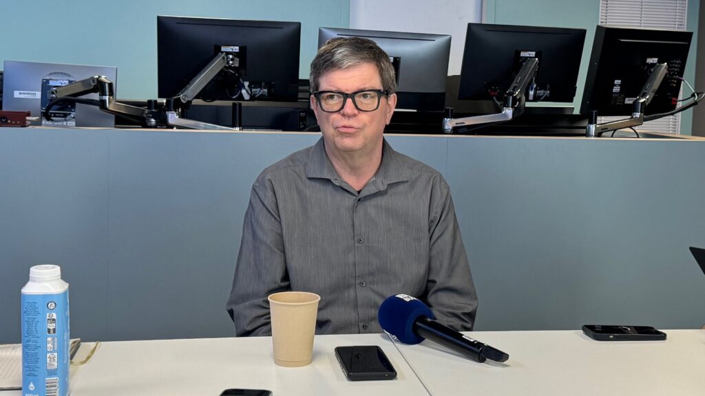 À la fin de sa conférence, Yann Le Cun s'est entretenu avec quelques journalistes. // Source : Numerama À la fin de sa conférence, Yann Le Cun s'est entretenu avec quelques journalistes. // Source : Numerama