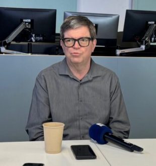 À la fin de sa conférence, Yann Le Cun s'est entretenu avec quelques journalistes. // Source : Numerama À la fin de sa conférence, Yann Le Cun s'est entretenu avec quelques journalistes. // Source : Numerama