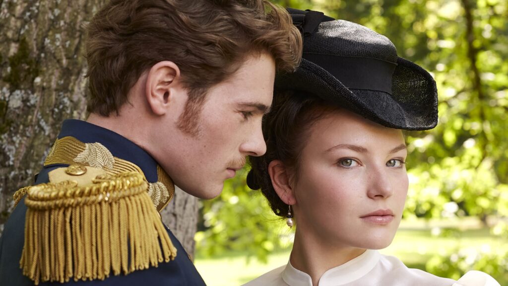 François-Joseph et Sissi dans L'Impératrice // Source : Thomas Schenk / Netflix François-Joseph et Sissi dans L'Impératrice // Source : Thomas Schenk / Netflix