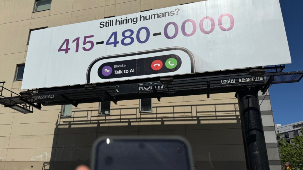 Ce billboard est visible dans San Francisco, il incite les gens à téléphoner. // Source : Numerama Ce billboard est visible dans San Francisco, il incite les gens à téléphoner. // Source : Numerama
