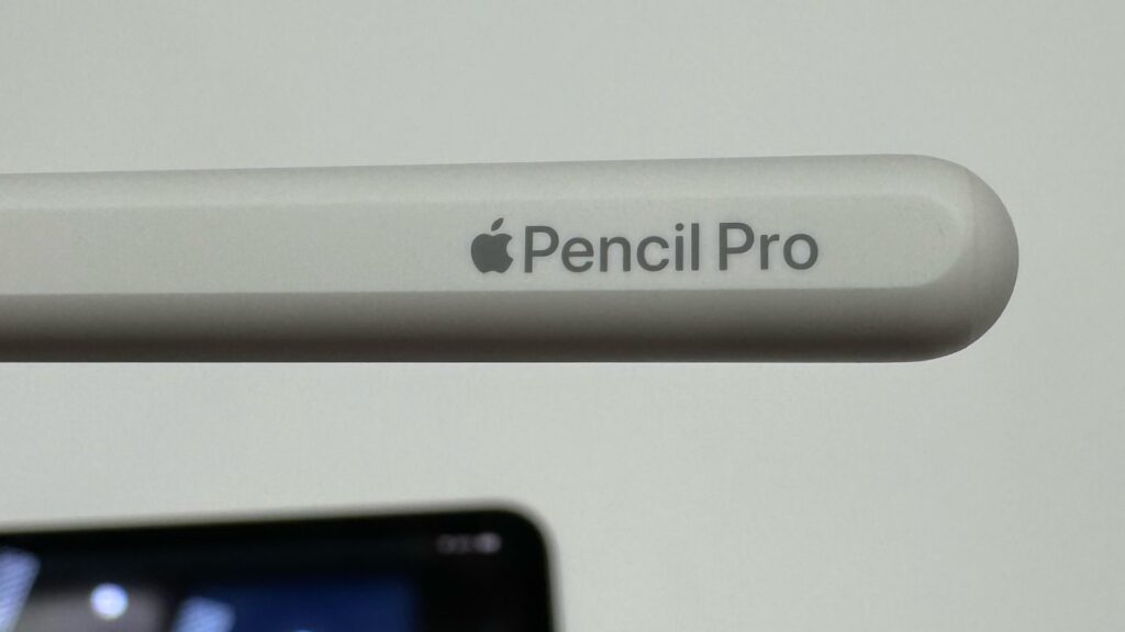 L'Apple Pencil Pro est toujours blanc, on aurait aimé d'un modèle noir. // Source : Numerama L'Apple Pencil Pro est toujours blanc, on aurait aimé d'un modèle noir. // Source : Numerama