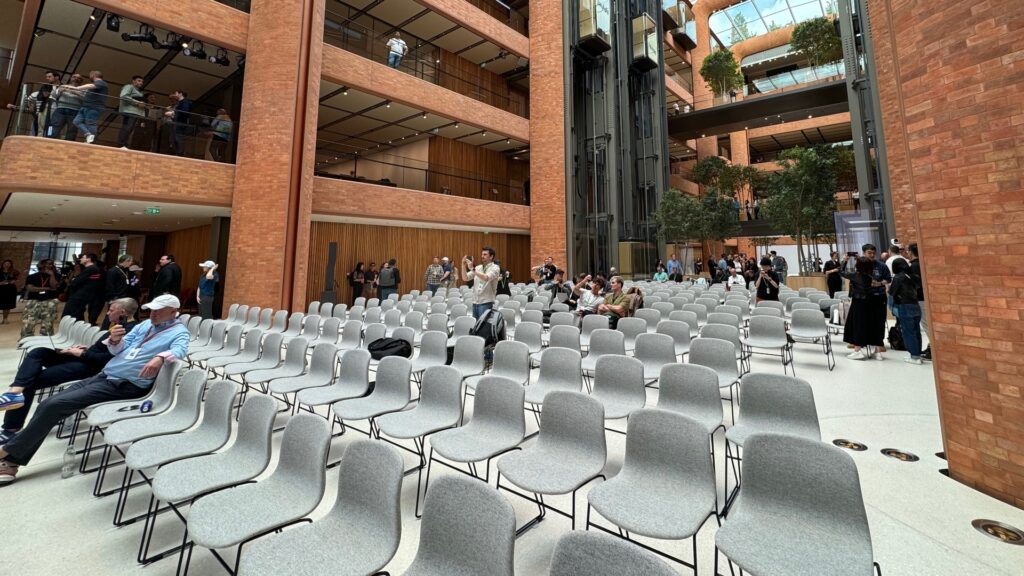 Le salle de la conférence Apple, avec des journalistes venus du monde entier à Londres. // Source : NL / Numerama Le salle de la conférence Apple, avec des journalistes venus du monde entier à Londres. // Source : NL / Numerama
