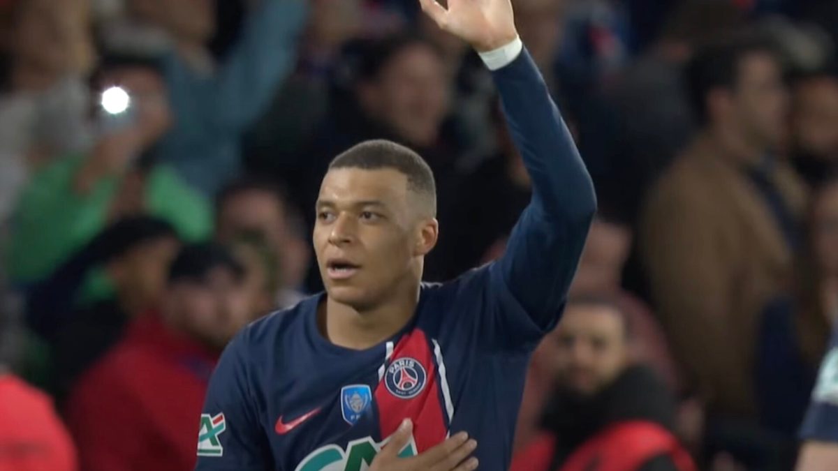 Kylian Mbappé avec le maillot du PSG // Source : Capture YouTube FFF Kylian Mbappé avec le maillot du PSG // Source : Capture YouTube FFF