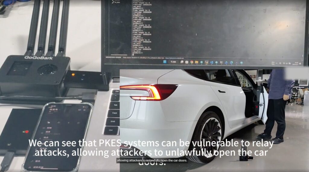 Les hackers mettent en scène leur piratage et prouvent qu'ils sont capables d'ouvrir une Tesla. // Source : Wired Les hackers mettent en scène leur piratage et prouvent qu'ils sont capables d'ouvrir une Tesla. // Source : Wired