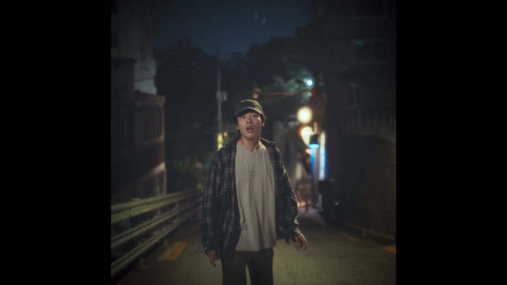 Chaque épisode de la série (ou presque) commence dans un format carré singulier // Source : Netflix Chaque épisode de la série (ou presque) commence dans un format carré singulier // Source : Netflix