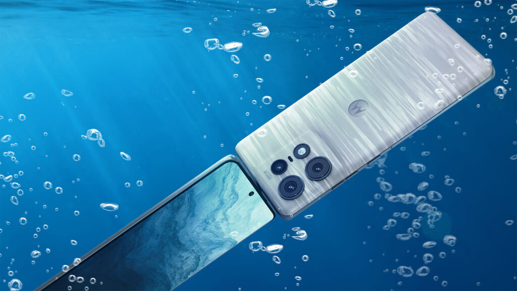 Un smartphone résistant à l'eau avec la norme IP68 // Source : Motorola Un smartphone résistant à l'eau avec la norme IP68 // Source : Motorola