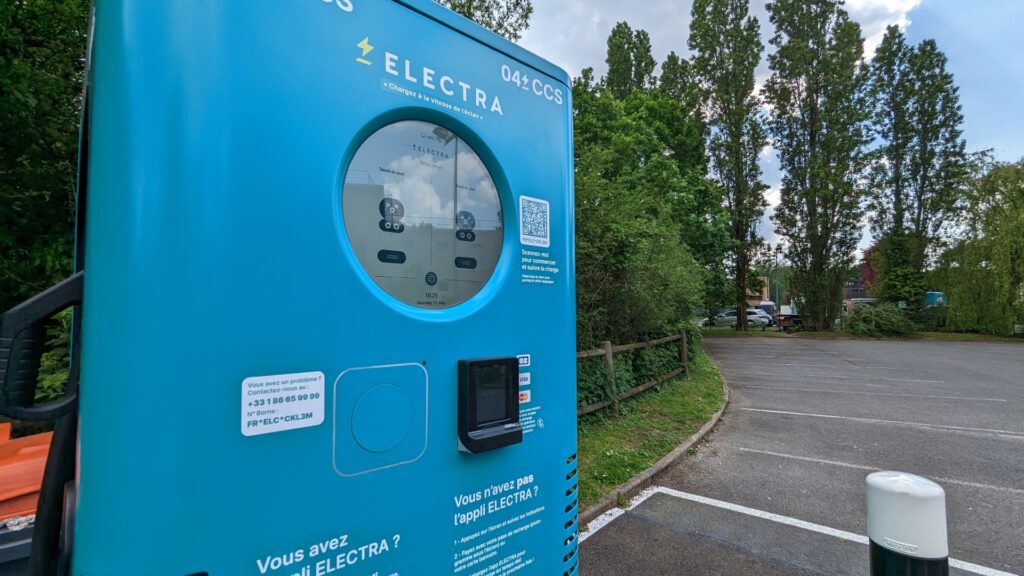 Borne de recharge Electra // Source : Raphaelle Baut Borne de recharge Electra // Source : Raphaelle Baut