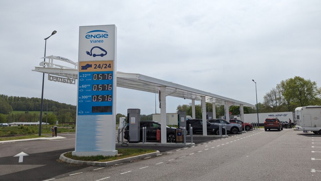Station de recharge Engie Vianeo et son totem de prix // Source : Raphaelle Baut Station de recharge Engie Vianeo et son totem de prix // Source : Raphaelle Baut