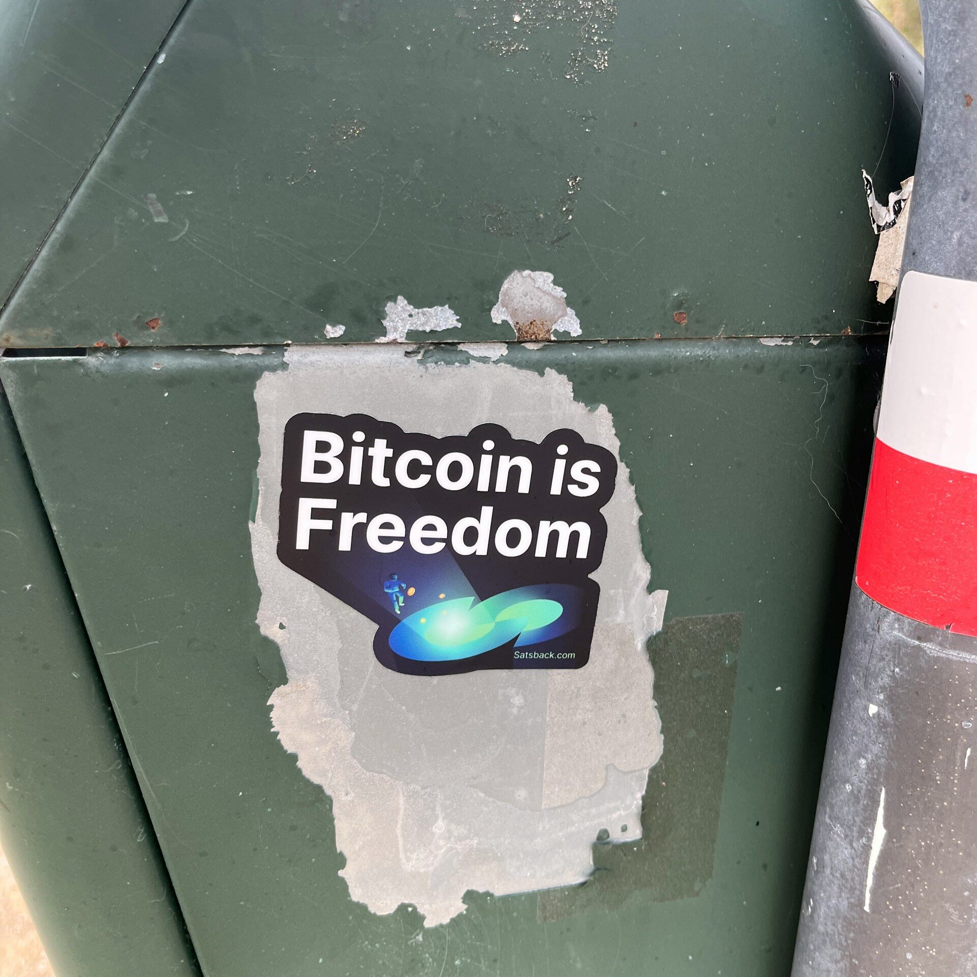 Un sticker Bitcoin dans la rue. Un sticker Bitcoin dans la rue.