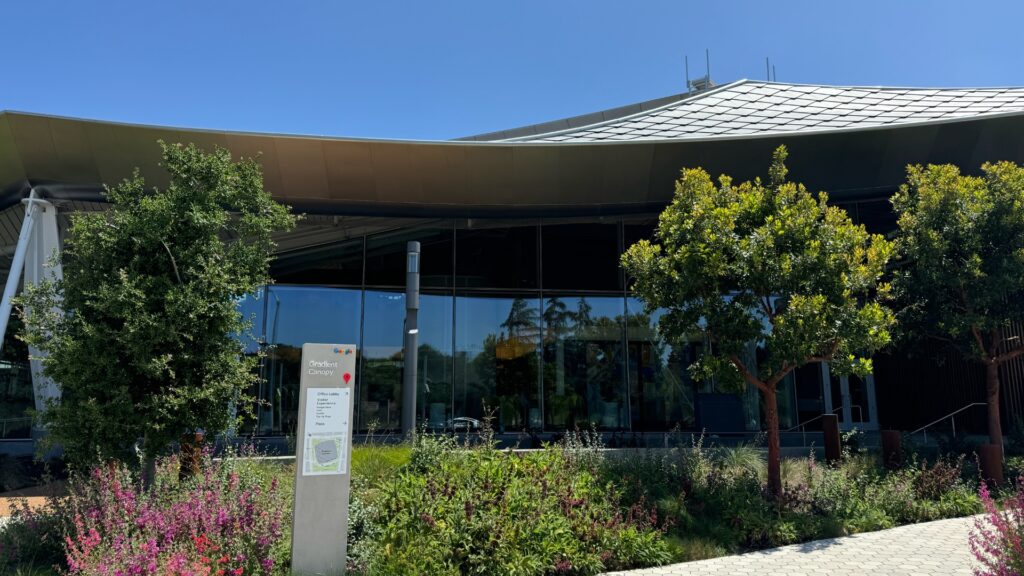 Le bâtiment de Gradient Canopy est recouvert de panneaux solaires à la forme étrange. Le reste est en verre et en carbone. // Source : Numerama Le bâtiment de Gradient Canopy est recouvert de panneaux solaires à la forme étrange. Le reste est en verre et en carbone. // Source : Numerama