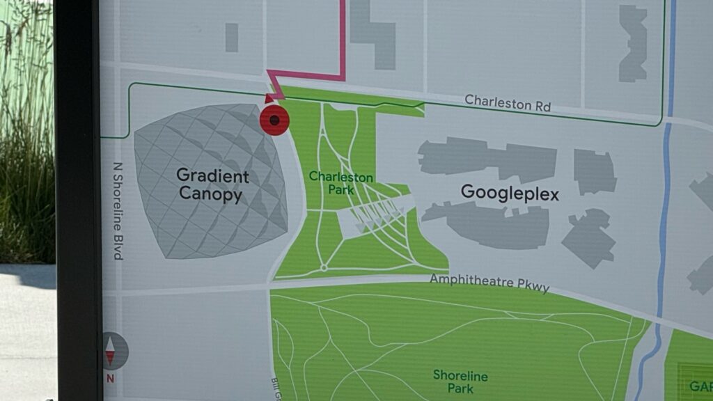Pour passer de l'ancien campus au nouveau campus, il suffit de traverser la rue. // Source : Numerama Pour passer de l'ancien campus au nouveau campus, il suffit de traverser la rue. // Source : Numerama